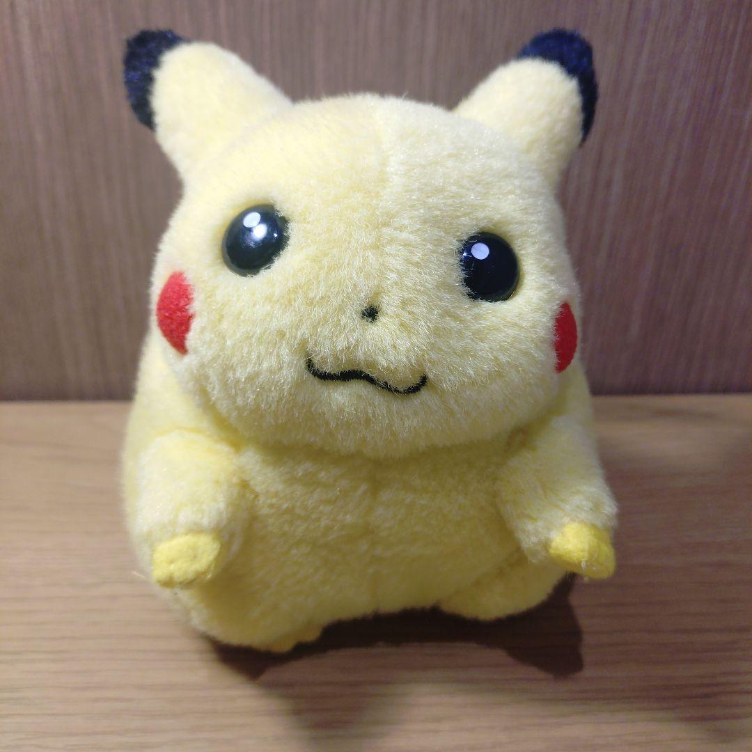 ピカチュウ レトロぬいぐるみ ポケモン』レトロ風なピカチュウがかわいいぬいぐるみが「PIKACHU