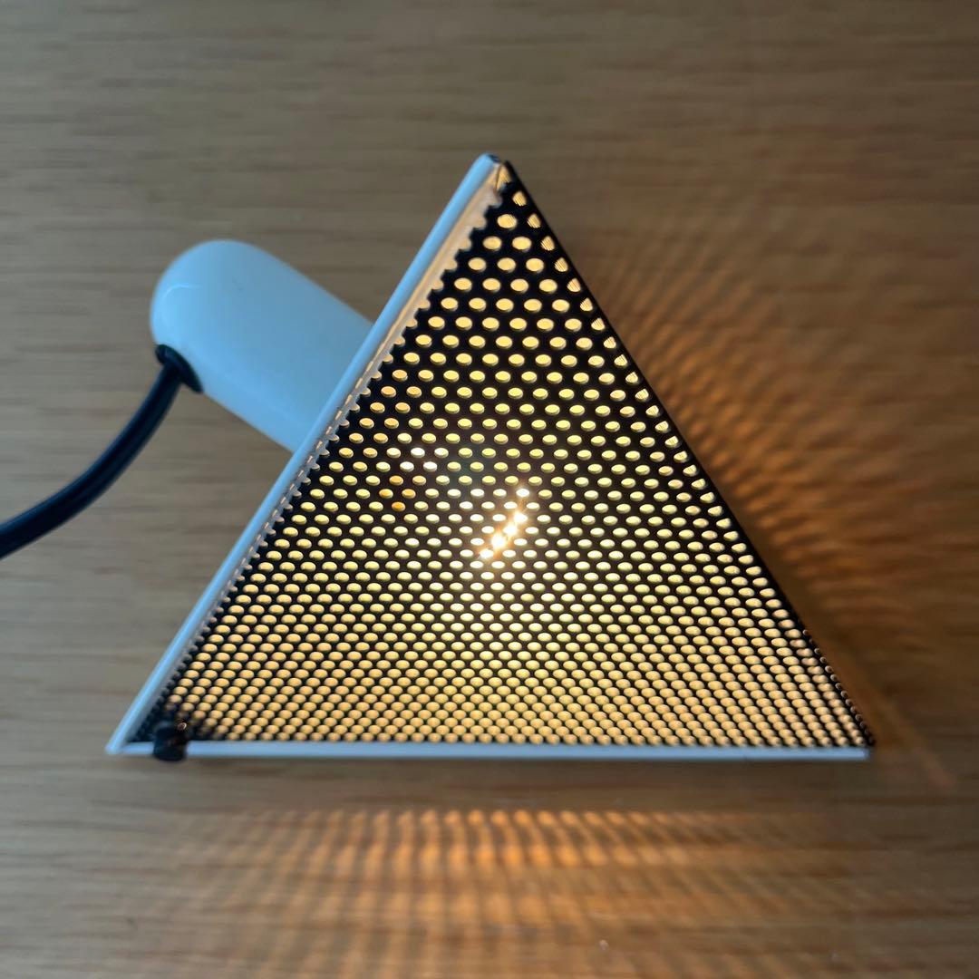 三原昌平デザインのウォールライト、 「TRIMESH」のブラケットタイプ