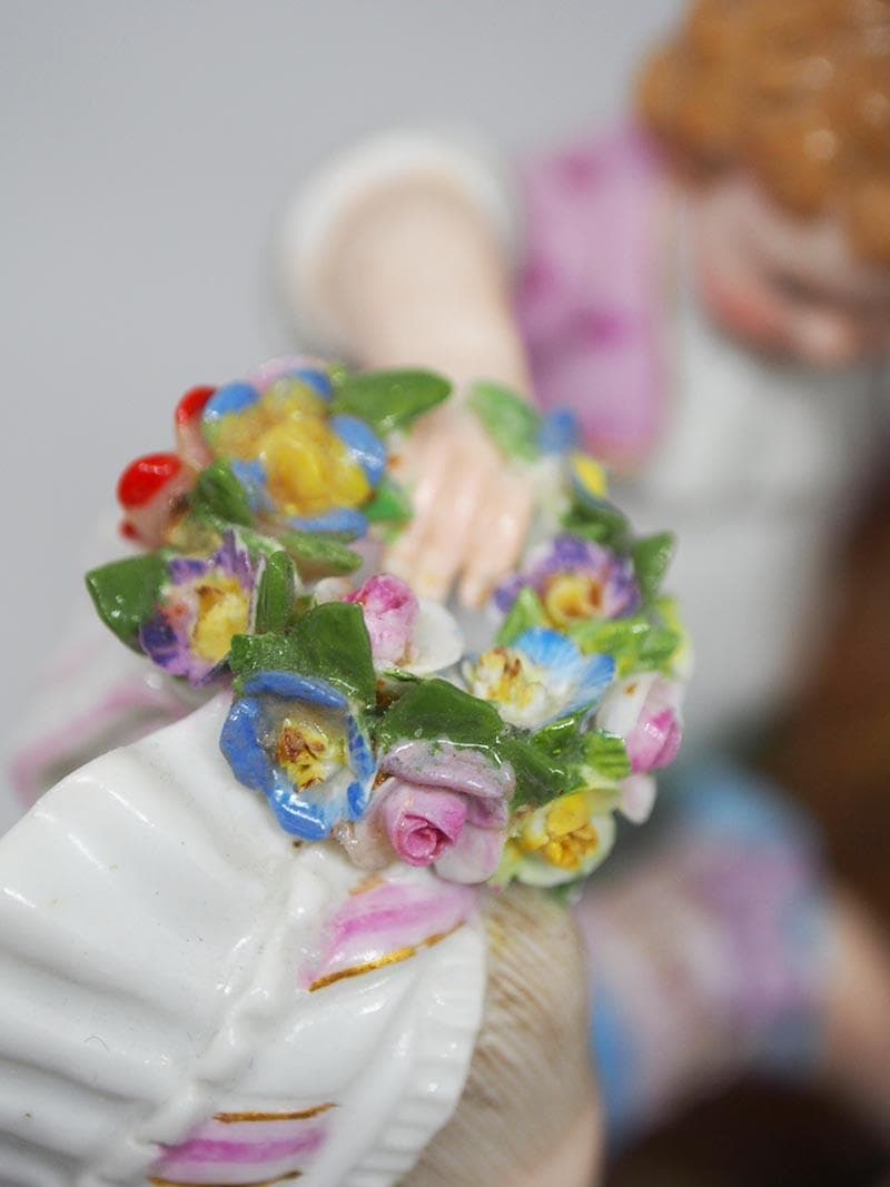 【超希少品】マイセン リュートを弾く女に花を捧げる男と少年 1級品