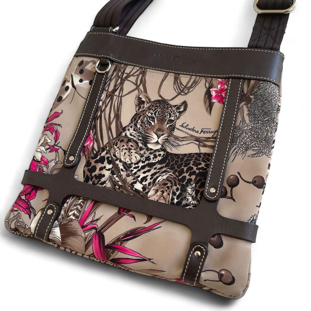 美品　サルヴァトーレフェラガモ　アニマル柄　クロスボディバッグ　レザー サルヴァトーレ フェラガモ Salvatore Ferragamo ボディバッグ 241489