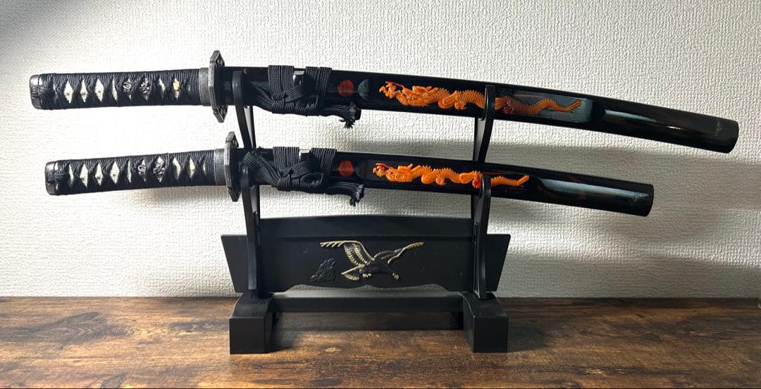 日本製模造刀 2本セット 刀掛台付き 龍柄 黒色 観賞用小道具コスプレ