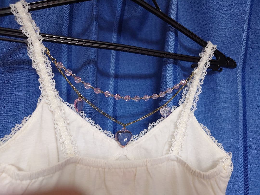 L リズリサ リボンチャーム付き キャミソール 白 +チャームもう一つ付き