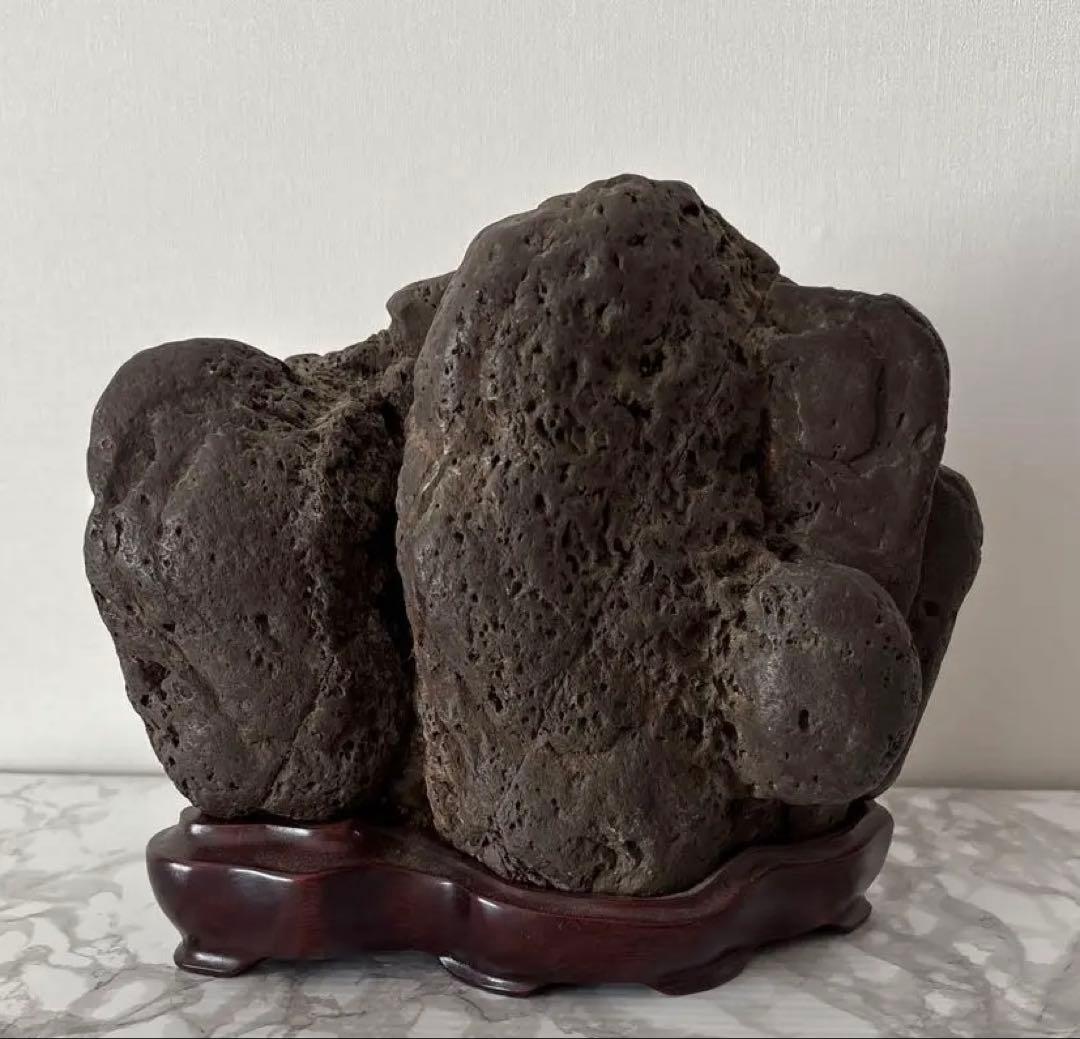 水石 加茂川石？木製台座付き鑑賞石 自然石 天然石 鉱物 置物 水石 加茂川石？木製台座付き鑑賞石 自然石 天然石 鉱物 置物 水石