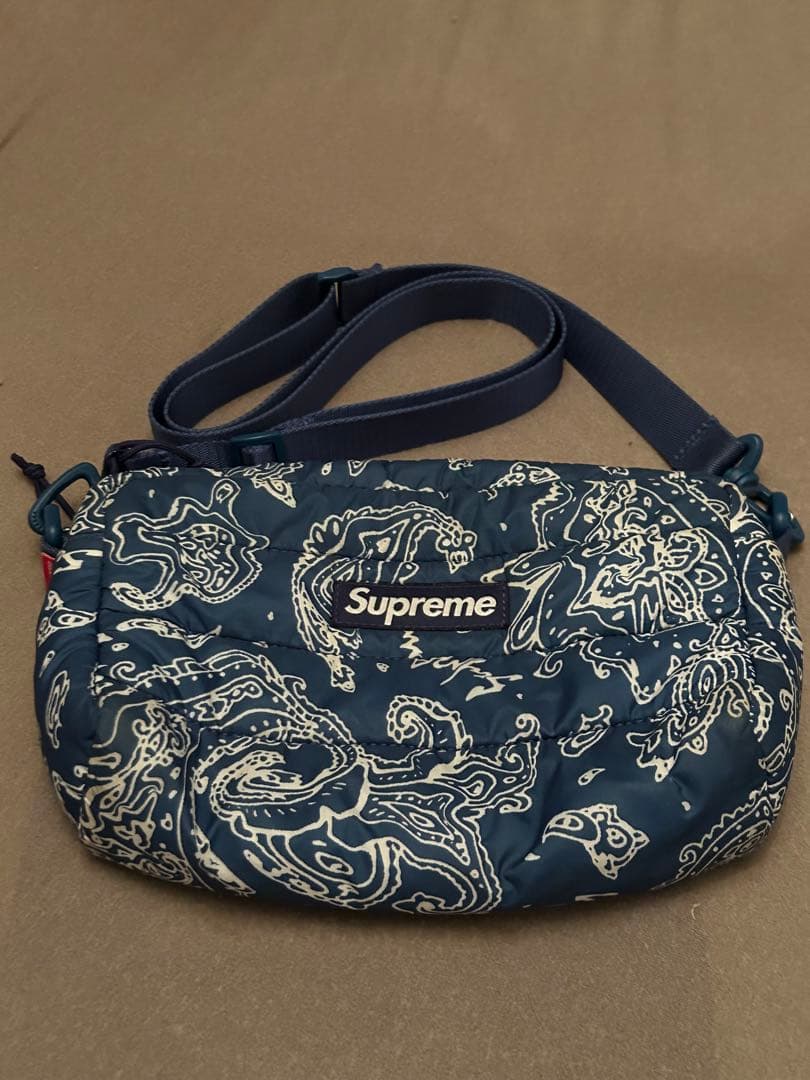 美品Supreme シュプリームバンダナ柄 パフショルダーバッグ Supreme シュプリーム Bandana Tarp Side Bag バンダナ柄 ショルダー