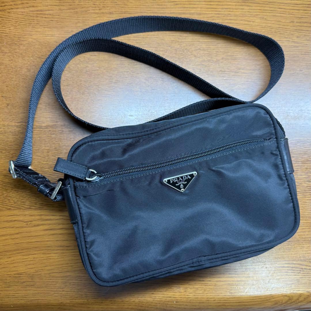 PRADA プラダ　ショルダーバッグ　ミニバッグ　カメラバッグ　ナイロン PRADA プラダ カメラバッグ ショルダーバッグ サコッシュ 肩掛け 斜め