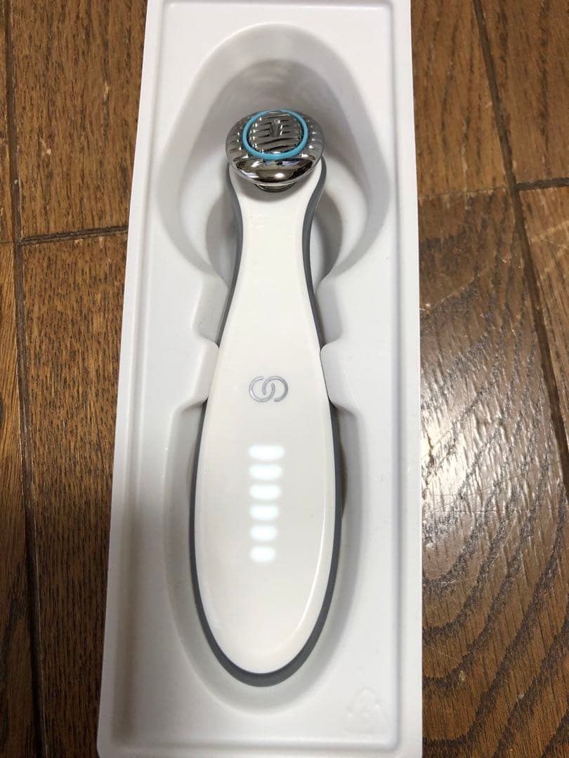 ニュースキン 美顔器 boost ホワイト充電ケーブル付きの通販はau PAY