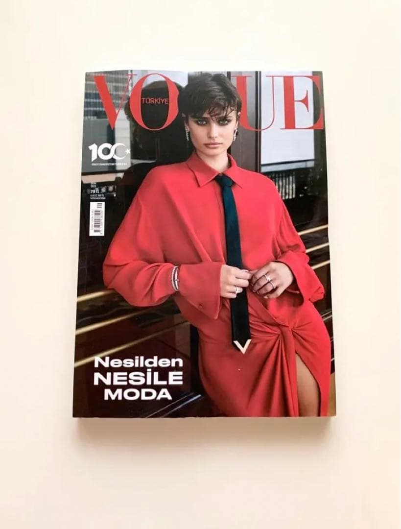 女性情報誌 Vogue Turkey October 2023 Taylor Hill Vogue Türkiye Turkey Magazine Turkish Taylor Hill October 2023 100