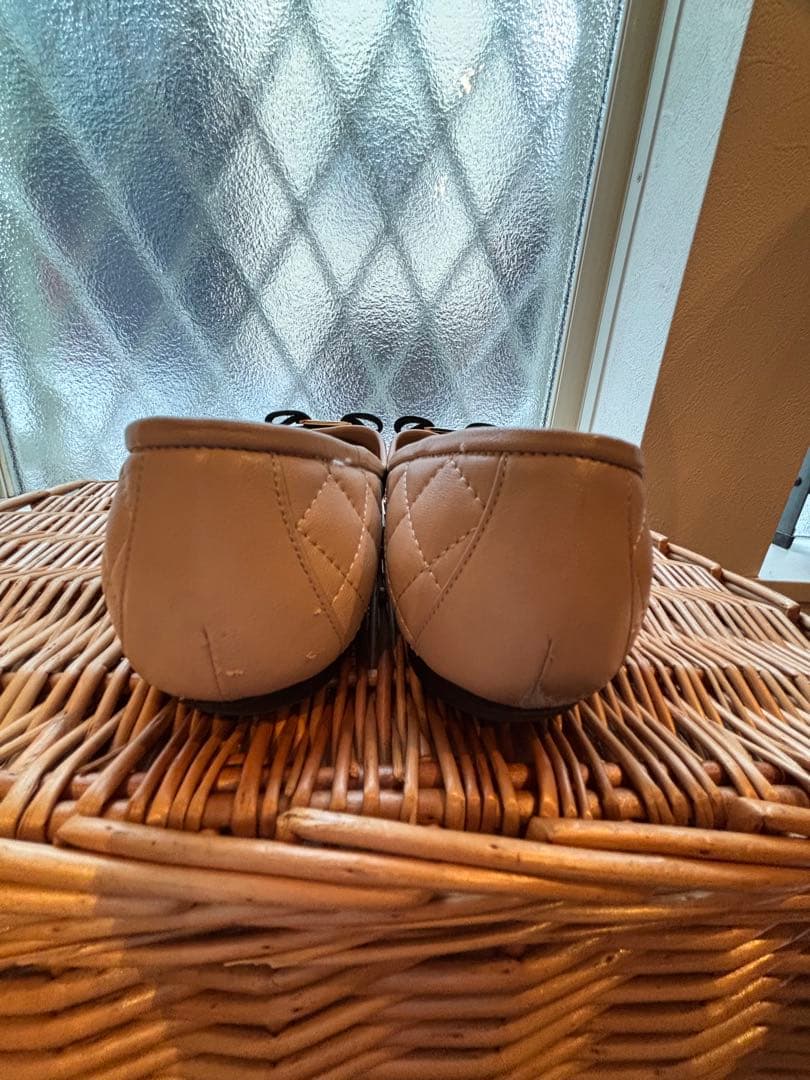 美品】23.5フェラガモ リボン ローヒール フラットピンク6D【専用袋