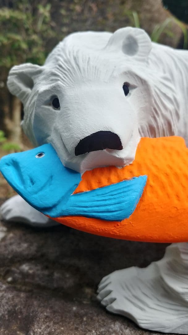 木彫り熊の置物（大きめ）シロクマアレンジ（33☓19.5☓23cm、2.3kg）