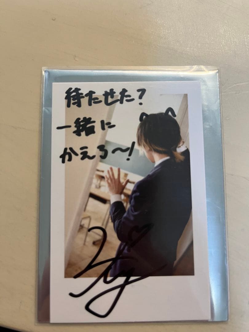 いれいす りうら 実写チェキ風トレカ 直筆サイン入り - メルカリ