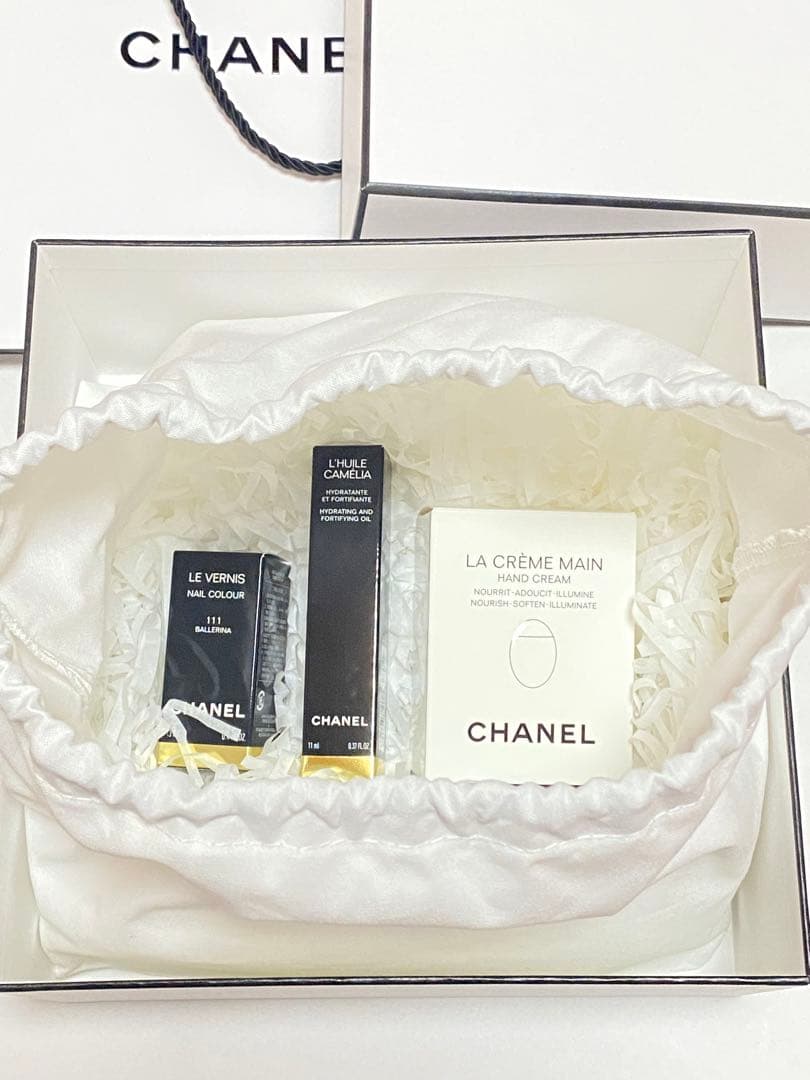 【新品　未使用】箱付き　CHANEL ハンドクリーム　ネイルカラー　オイルセット CHANEL（シャネル） 【ギフトBOX・ショップ袋付】 ハンドクリーム