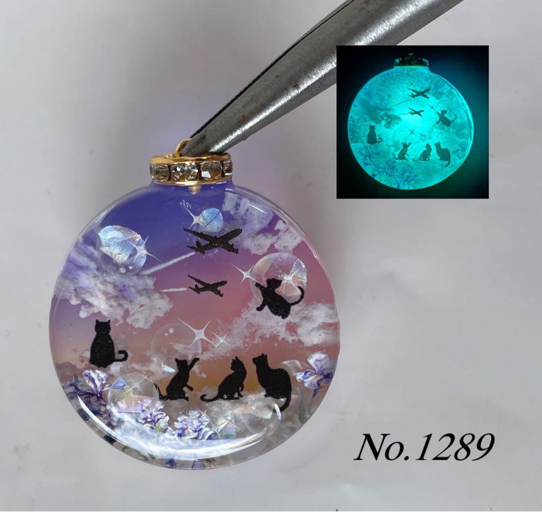 レジン/幻想のお城と親子鹿 蓄光 オルゴナイトネックレス - メルカリ