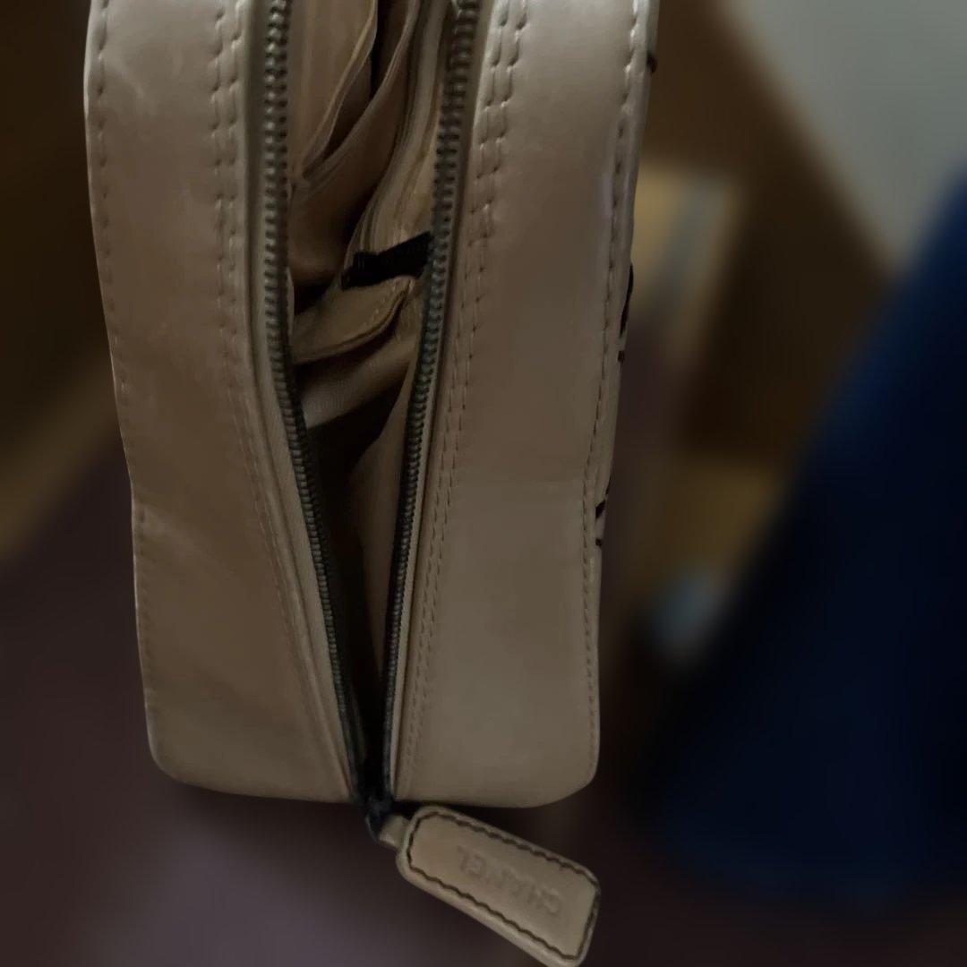 Chanel ベージュ キルティング ハンドバッグ - メルカリ