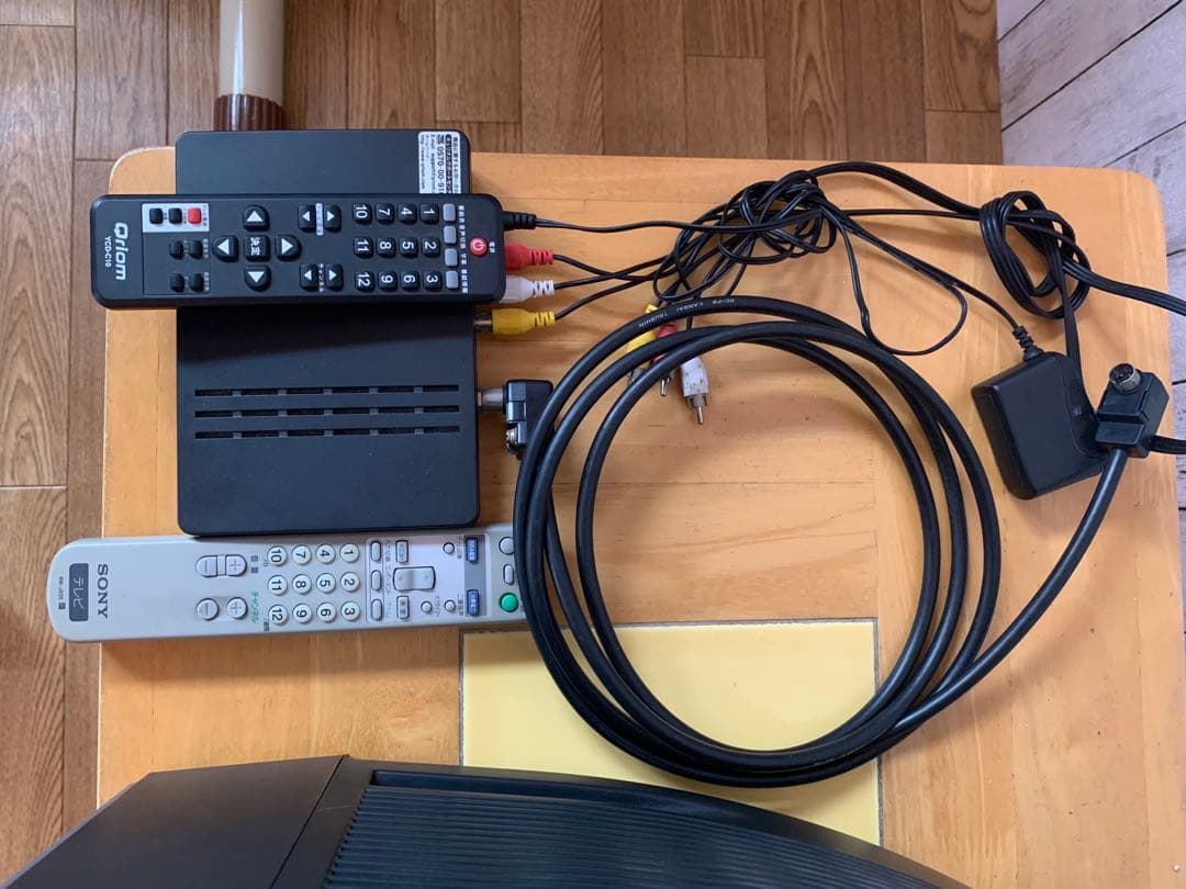 ブラウン管テレビ シルバー 2リモコン付き - メルカリ