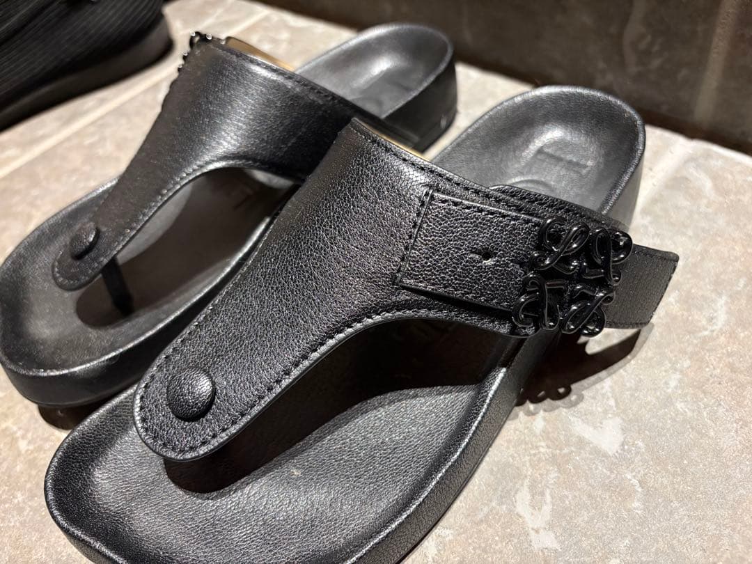 【美品】　LOEWE アナグラム トングサンダル サイズ36（23センチ相当） LOEWE（ロエベ） トングサンダル FOAM SLIDE フォームスライド