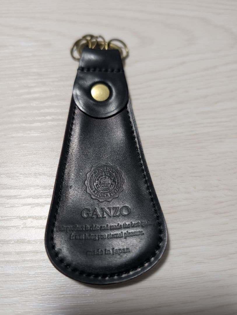 ganzo ガンゾ シューホーンキーホルダー ジェルコードバン ブラック 黒 靴のために犠牲を払う靴べらよ、尊いぞ。ガンゾのシェルコードバン