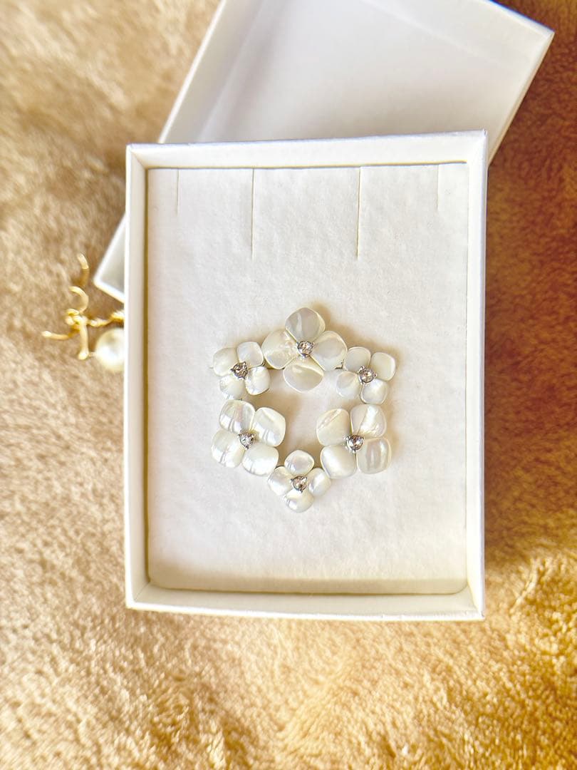 ヴァンドームブティック シェルフラワー リースブローチ 希少 廃盤品