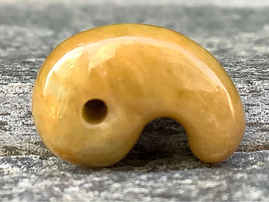 ⭕️超極上レア物✳一番数少ない幸運の黄色‼️ 幻の糸魚川翡翠勾玉