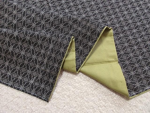 本場泥大島紬証明書：美品：七宝つなぎ模様：こげ茶：袷着物：しつけ糸