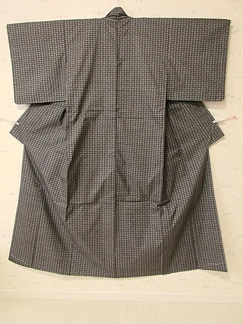 本場泥大島紬証明書：美品：七宝つなぎ模様：こげ茶：袷着物：しつけ糸