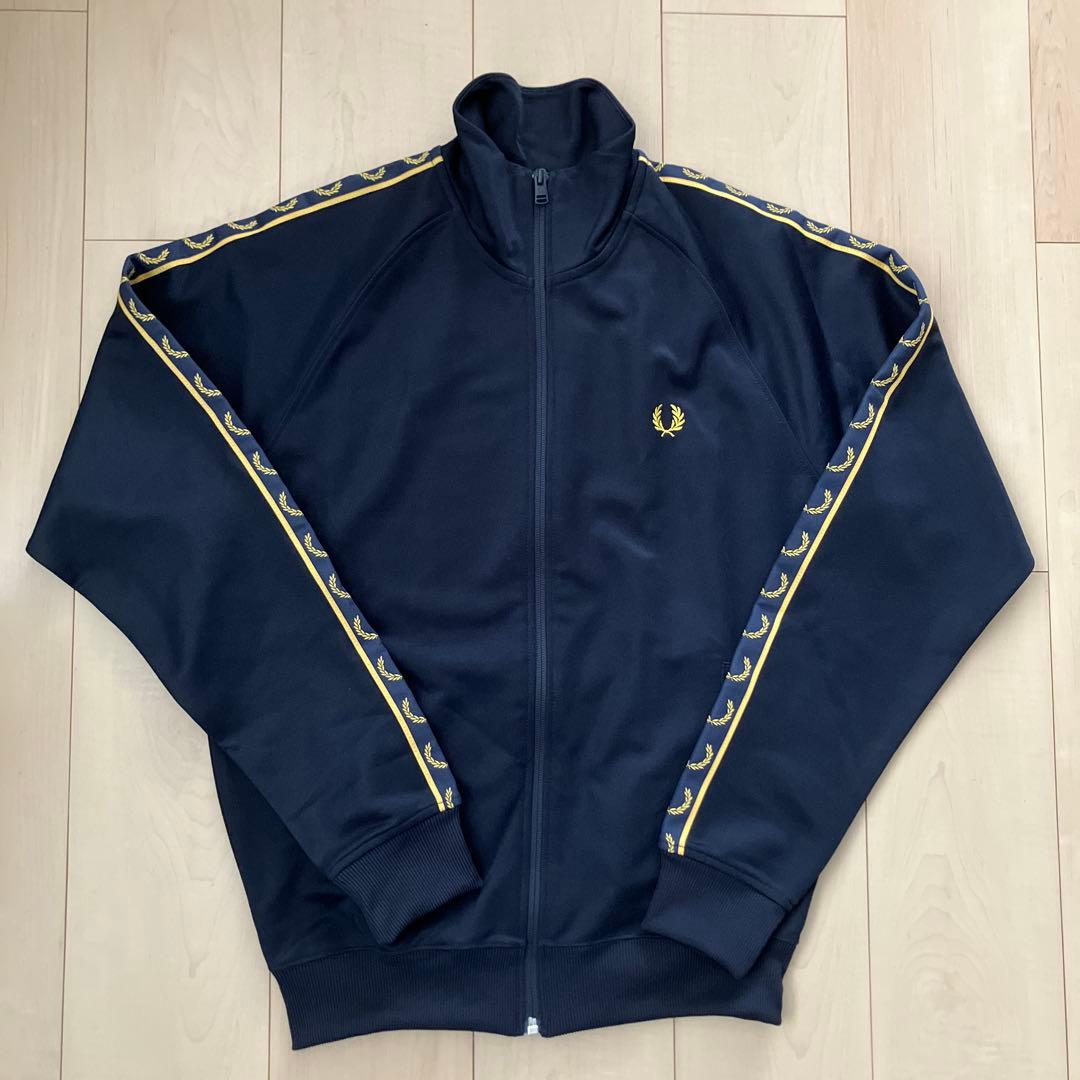 FRED PERRY トラックジャケット　 黒×金色　Sサイズ FRED PERRY（フレッドペリー） ジャージ 「SHIPS別注」FRED PERRY