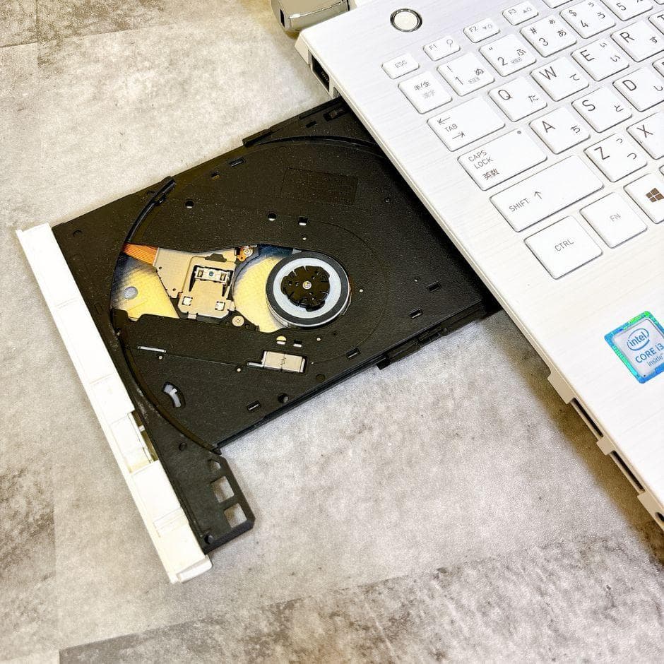 おしゃれホワイト❣新品SSDで快適✨薄型ノートパソコン カメラ