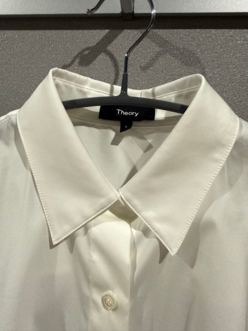 美品・未使用】theory コットンホワイトクロップドシャツ - メルカリ