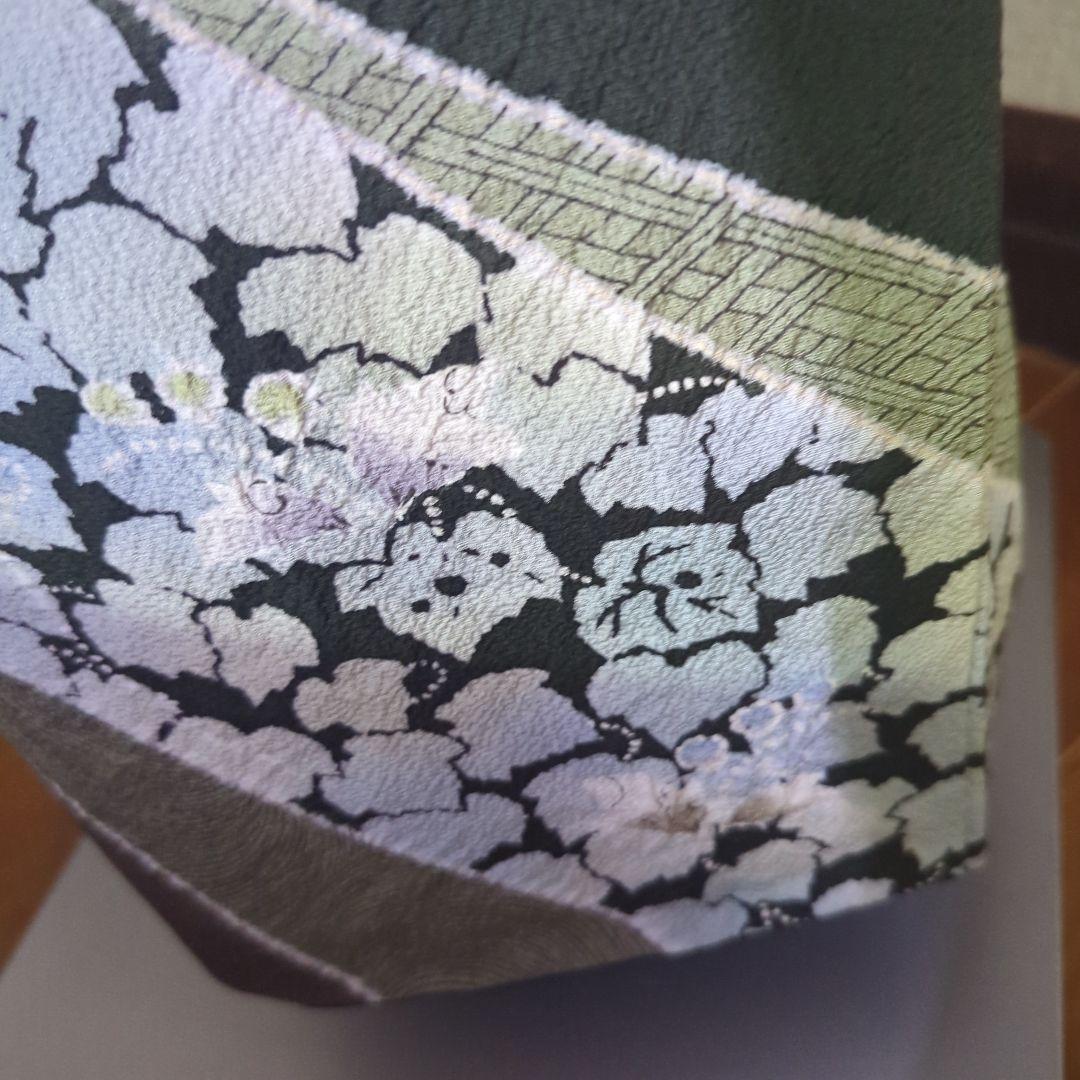 落款が入ります、青丹色の地に煌めく葡萄柄が繊細な