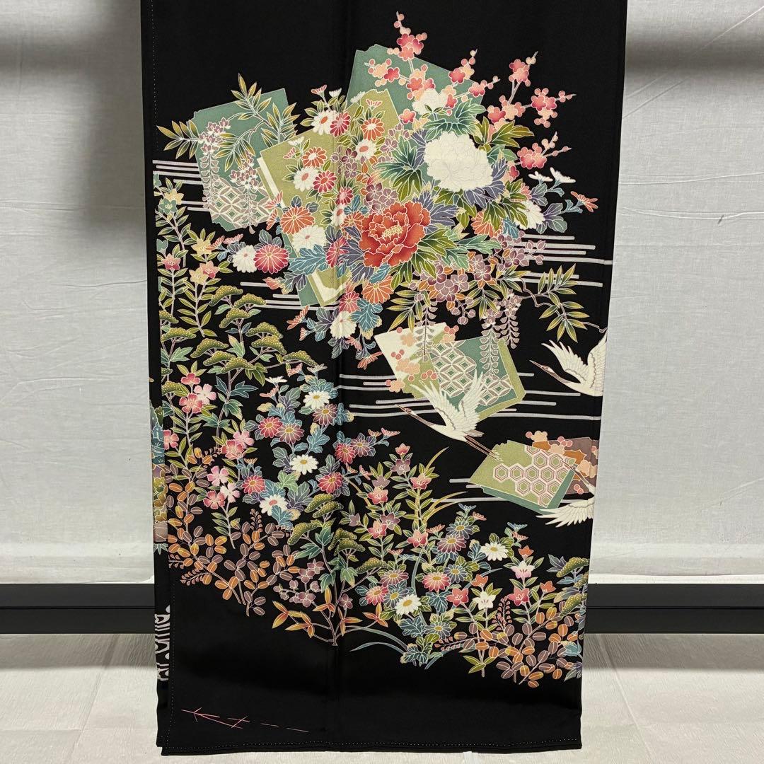 D5 黒留袖 友禅 鶴 流水 花模様 正絹 着物 袷 しつけ糸未使用極美品 本加賀友禅 黒留袖 小田美知代 鶴に四季花文様 正絹 袷 広衿 比翼付