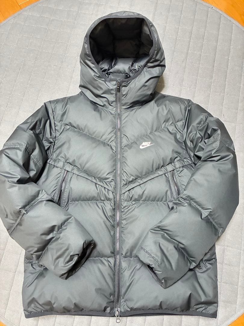 NIKE STORM-FIT ダウンジャケット　Lサイズ　美品 大人気 NIKE Storm-FIT ルーズ ダウン ジャケット 早い者勝ち (Nike
