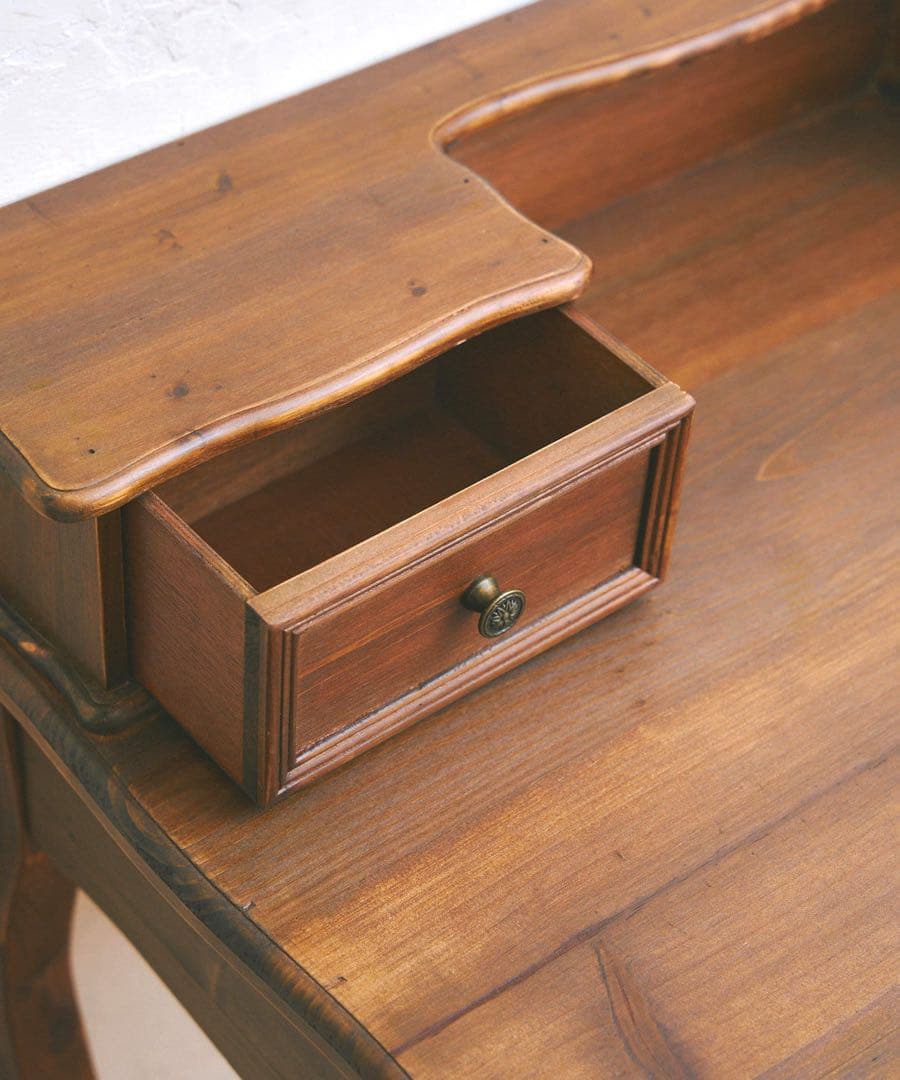 サリュ Baroque -makeup room-アンティークデスク