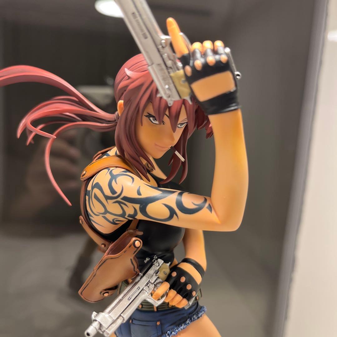 キャラグミン レヴィ ブラックラグーン 塗装完成品 アクリルケース付き