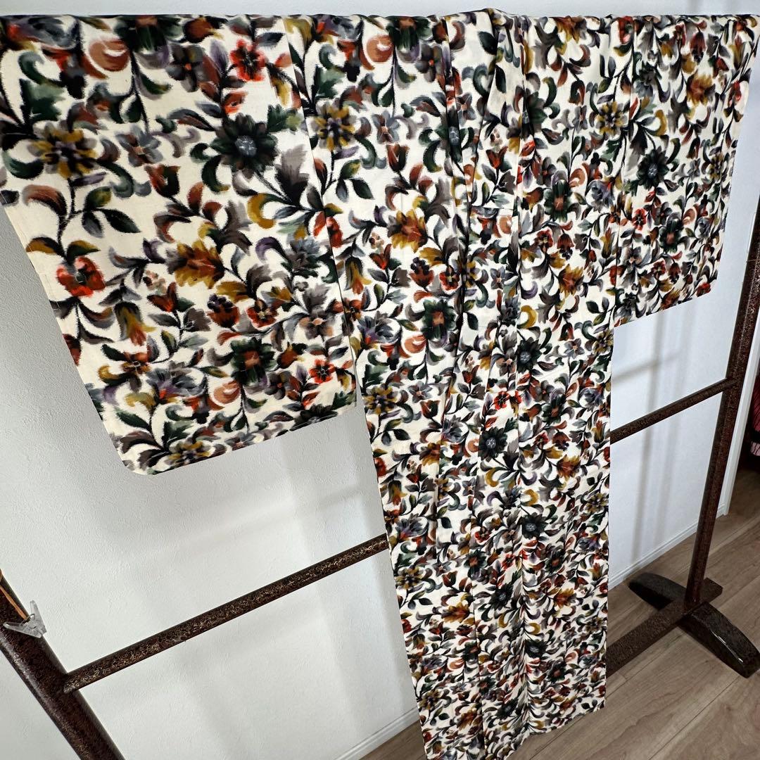 しつけ付き 袷 正絹 着物 銘仙 154.5裄61 白地 花柄 アンティーク