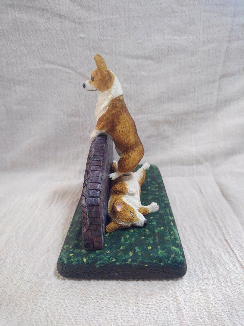 木彫りのコーギー2体 番犬編 - メルカリ