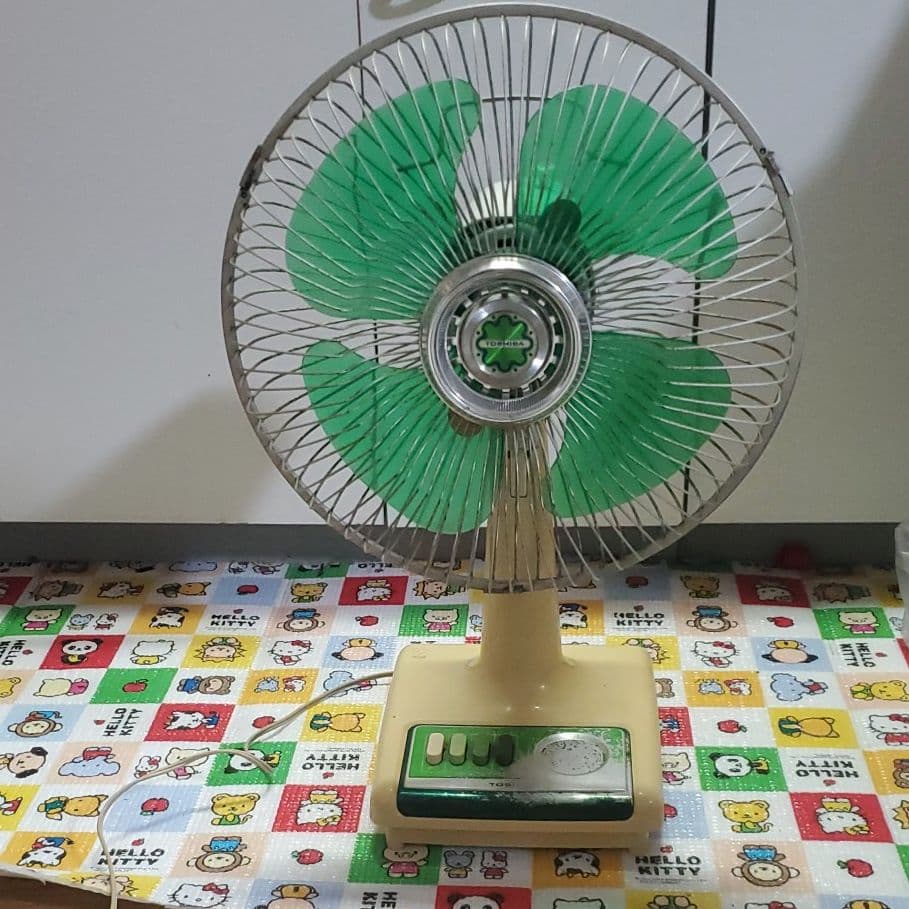 TOSHIBA 昭和レトロ 4枚羽卓上扇風機 動作品 - メルカリ