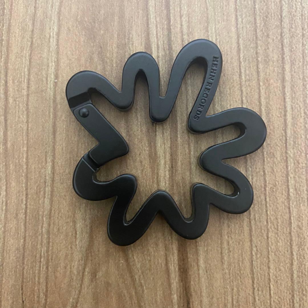 未使用】藤井風さん 花 カラビナ 黒 - メルカリ