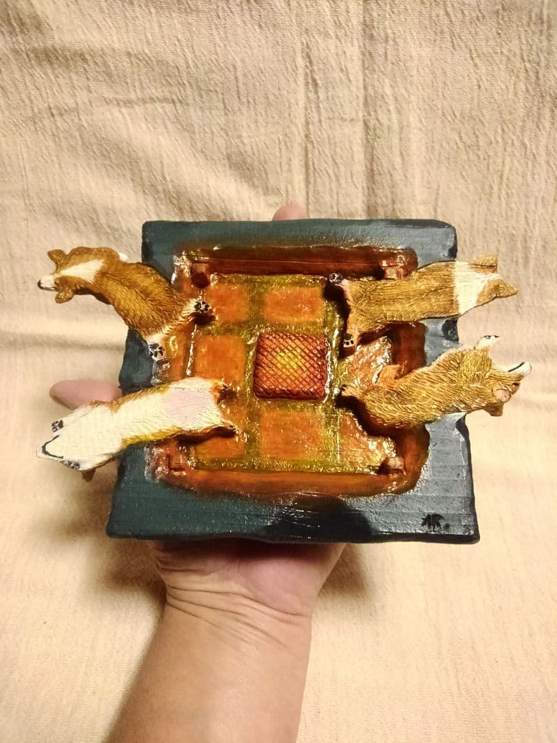 木彫りのコーギー4体 コタツで寝る編 - メルカリ