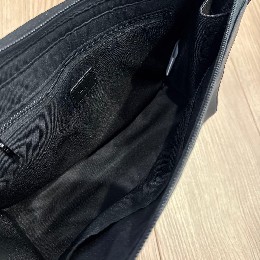 ear パピヨネ◾️本革 軽量470g ボディバッグ 黒 ドット柄ストラップ