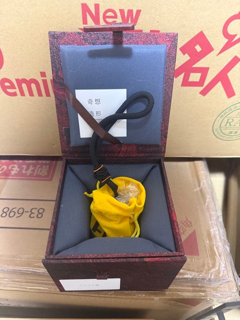 奇想造形根付 Yoshi. プトゥン 青 豪華箱入 紡ギ箱 - メルカリ