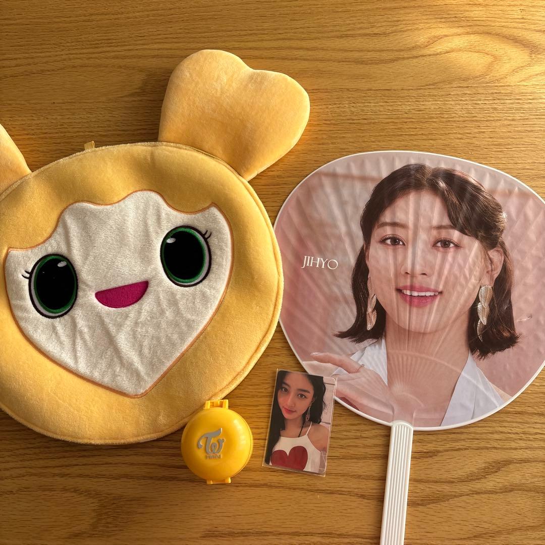 TWICE ジヒョ うちわ うちわケース ガチャ トレカ - メルカリ