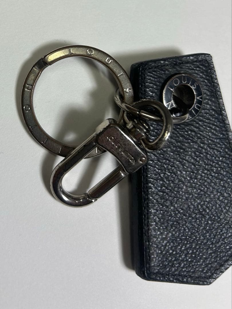 Louis Vuitton ブラックレザー キーホルダー イニシャル入り - メルカリ