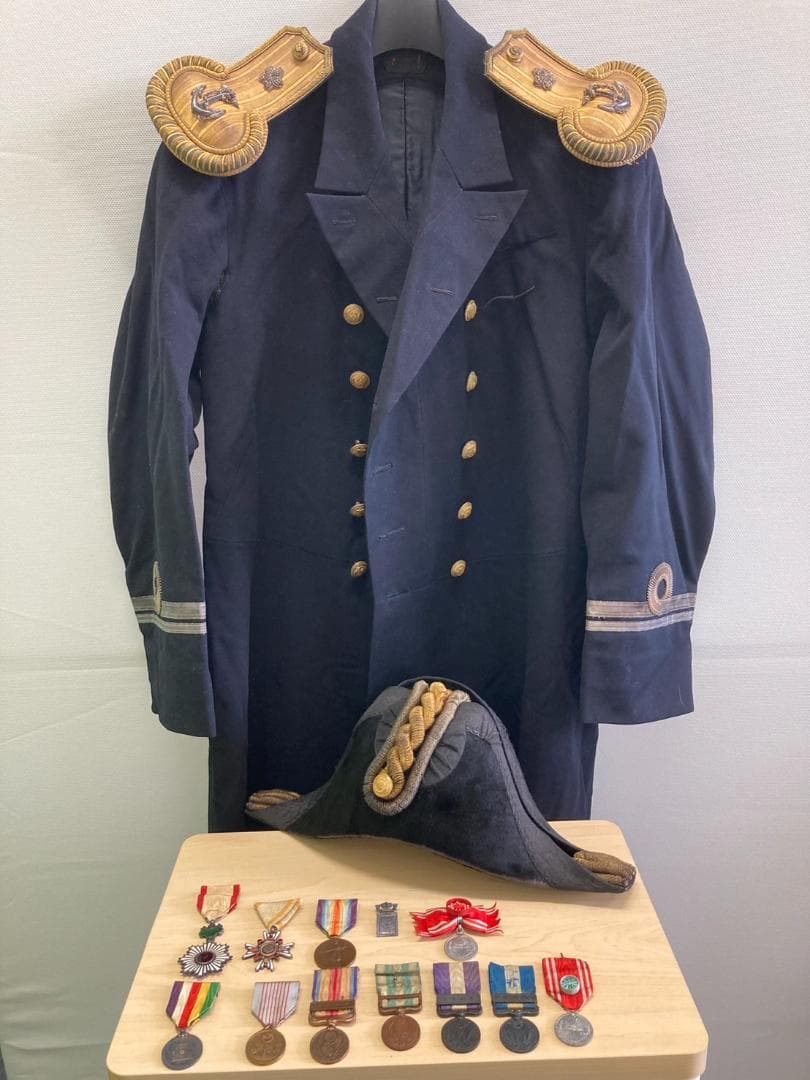うぶ物 希少 大日本帝国海軍 大礼服 大礼帽 肩章 勲章各種 Yahoo!オークション - 旧日本軍 大礼服 大礼帽 正肩章 正帽章 前立て