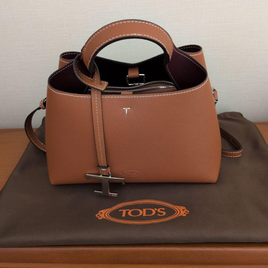 トッズ　Tタイムレスマイクロ　ハンドバッグ TOD'S（トッズ） レザーマイクロバッグ Tタイムレス メタルペンダント