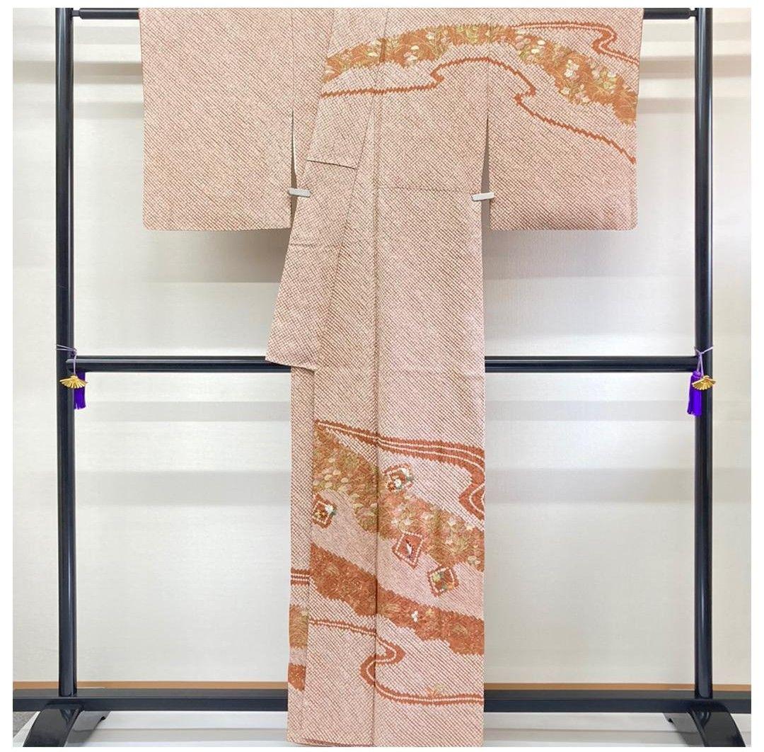 美品 鈴乃屋 総絞り 訪問着 正絹 裄65 身丈161 刺繍・花柄（赤茶色