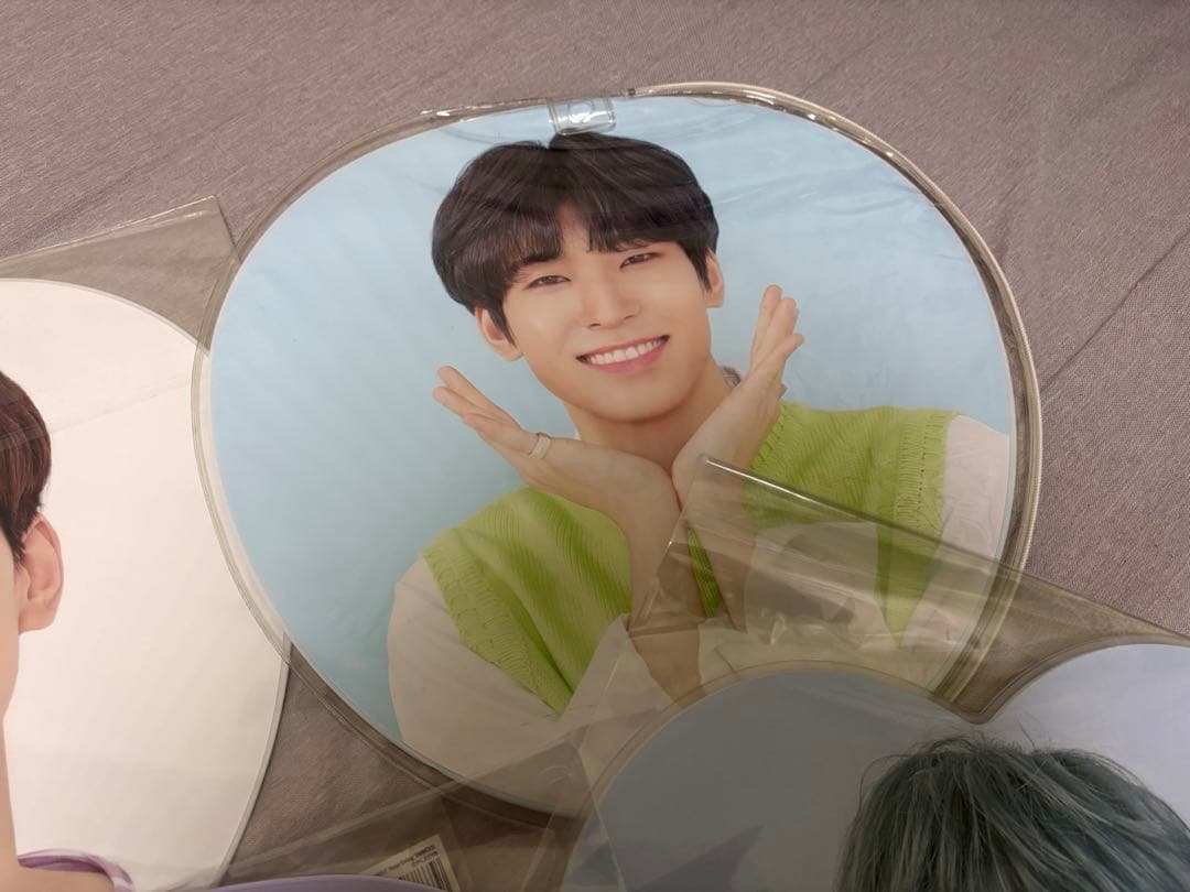 ウォヌうちわセット - メルカリ