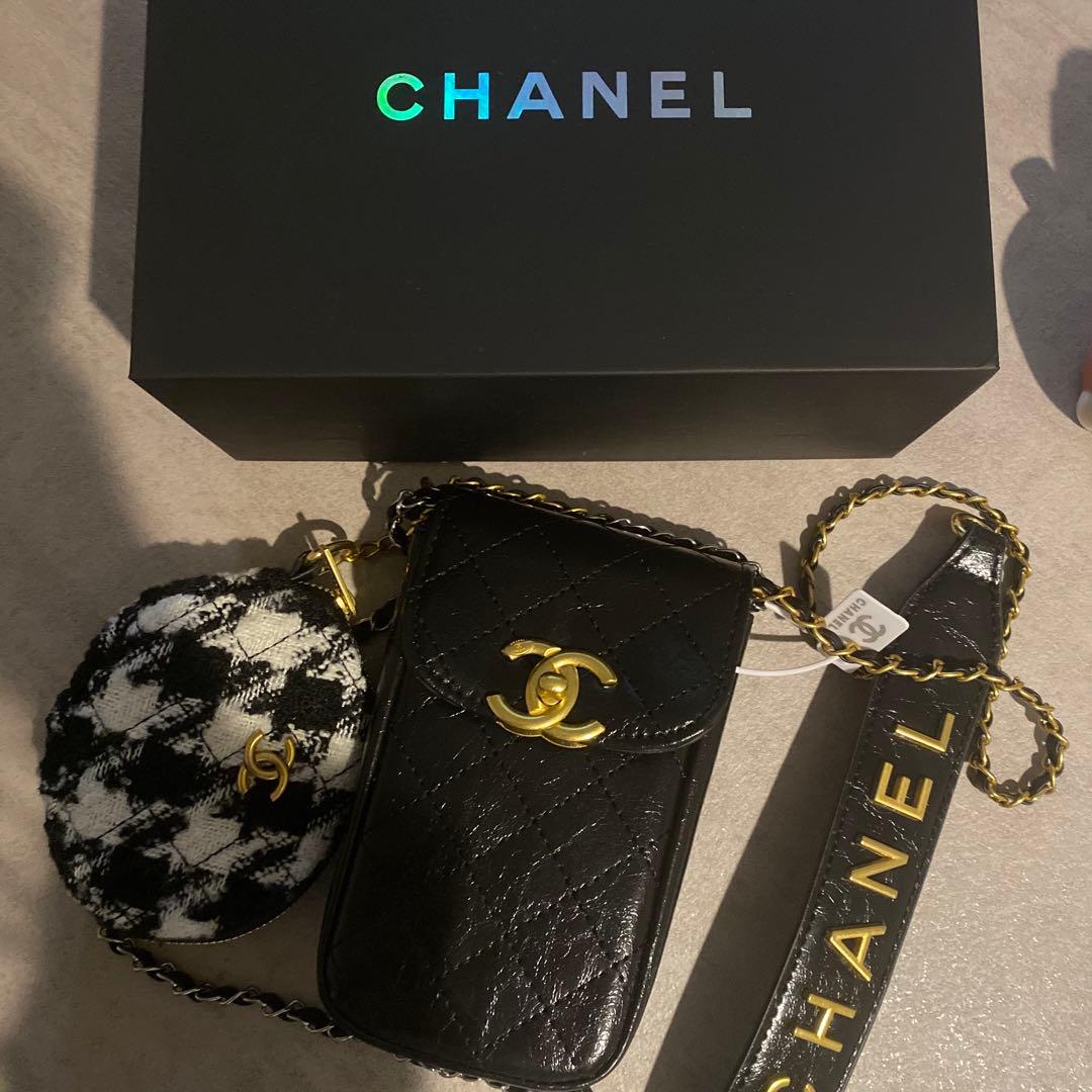 新品　CHANEL ノベルティ　スマホポーチ 本日限定価格 新品 CHANEL シャネル ノベルティ スマホポーチ ココ