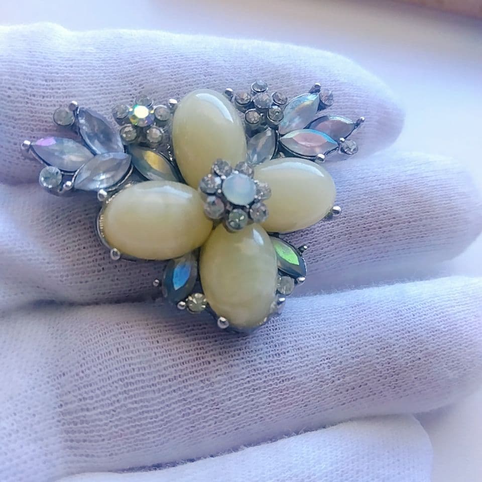 コスチュームジュエリー】乳白天然石 フロストガラス 可憐な小花