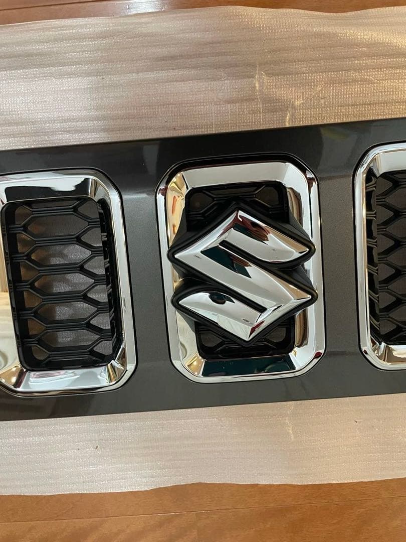 スズキ ジムニーノマド 純正フロントグリル ステー・ピン有 『SUZUKI