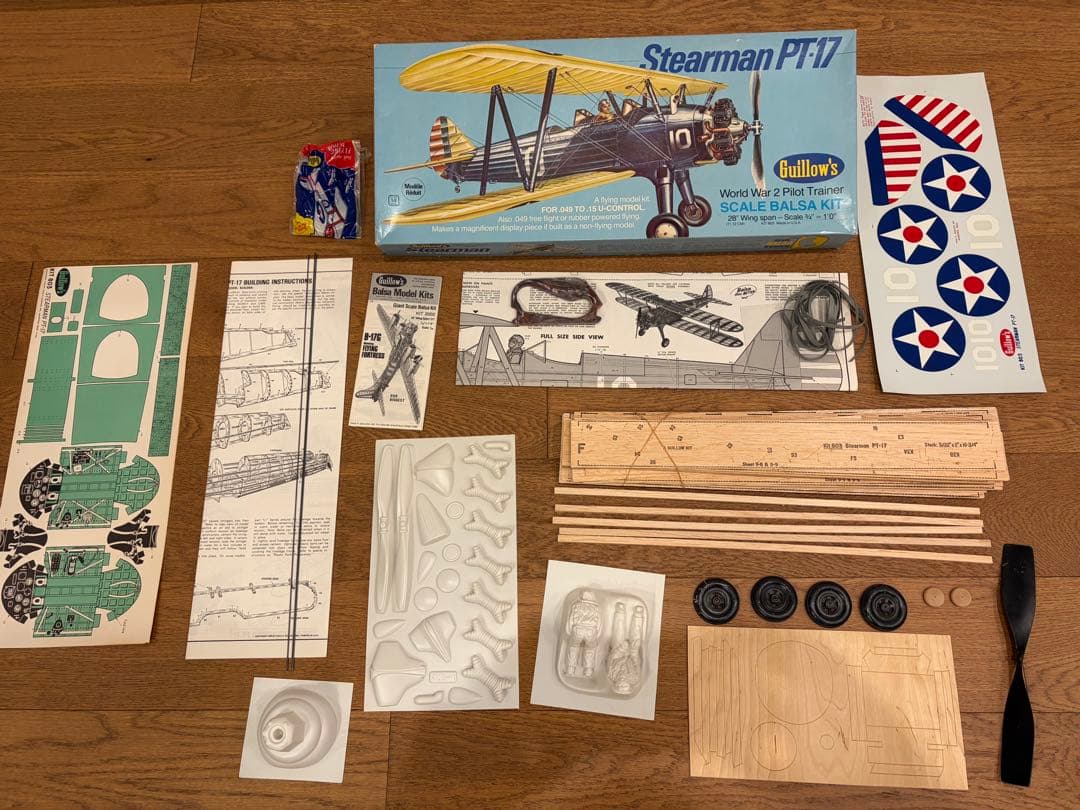 未組立 ギローズ ステアマン PT-17 ゴム動力 飛行機 バルサ材 模型