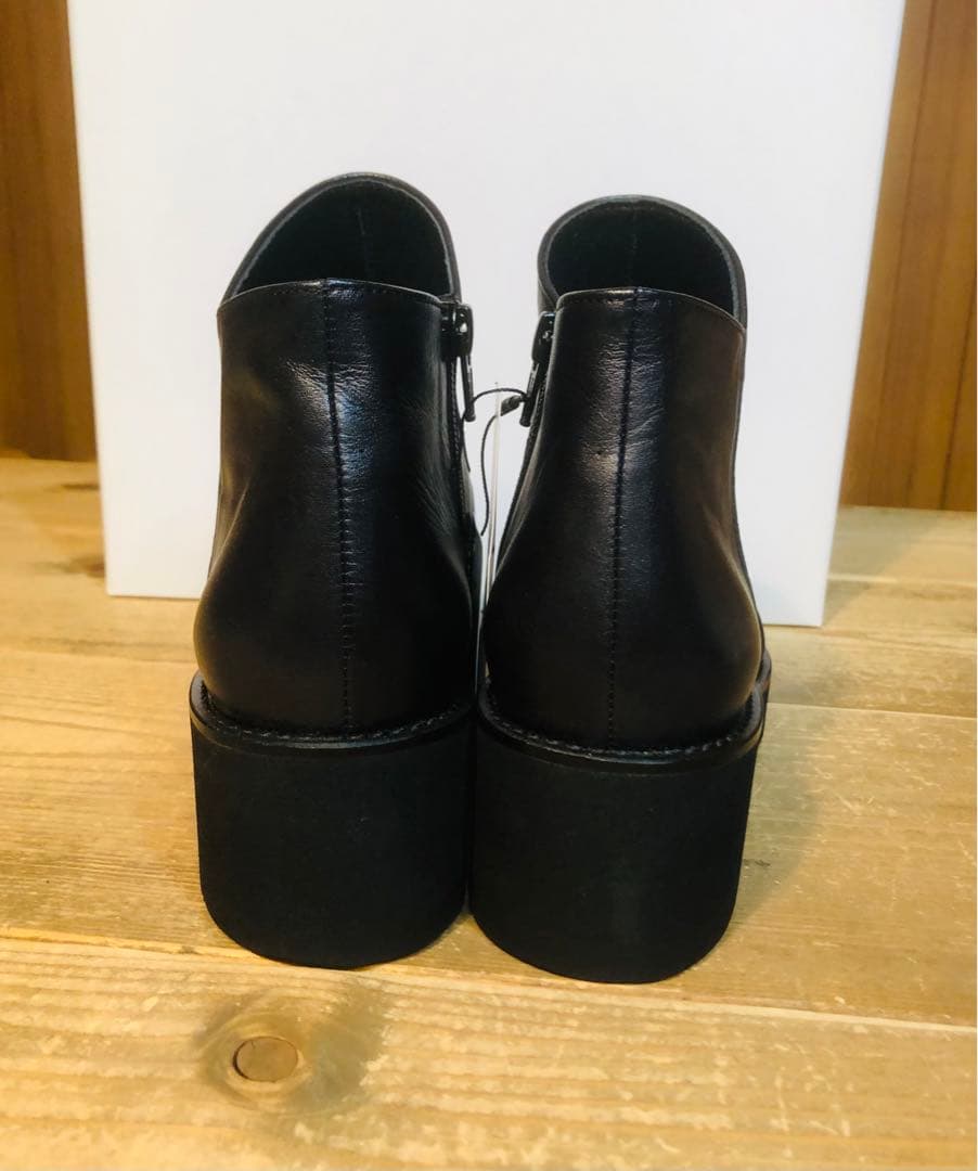 Qreal ☆ ドット柄デザインショートブーツ革靴（新品タグ付） - メルカリ